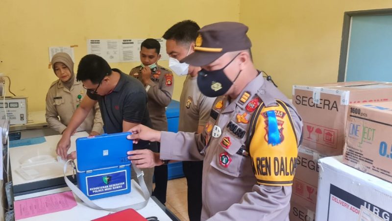 Kabag Op Polres Musi Rawas AKP Polin E A Pakpahan melaksanakan Gerai Vaksinasi Serentak, (27/11)