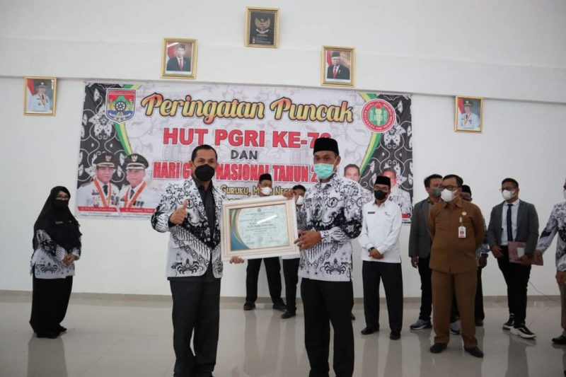 Walikota Lubuklinggau H SN Prana Putera Sohe menerima penghargaan dari PGRI Kota Lubuklinggau dalam kegiatan peringatan Hari Guru Nasional 2021 dan HUT PGRI di Gedung Guru Lubuklinggau, (30/11)