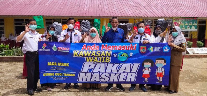 Jajaran pengurus PWI Musi Rawas bersama publik relation SRMD saat menyerahkan bantuan perlengkapan sekolah dan Peralatan protokol kesehatan di SD Negeri Pelawe, (22/11)