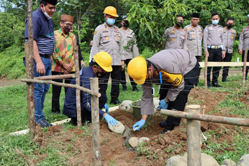 Kapolres Musi Rawas AKBP Efrannedy melakukan peletakan batu pertama pembangunan Musholla di Asrama Polres Musi Rawas di Komplek perkantoran Agropolitan Center, Muara Beliti, (25/11)