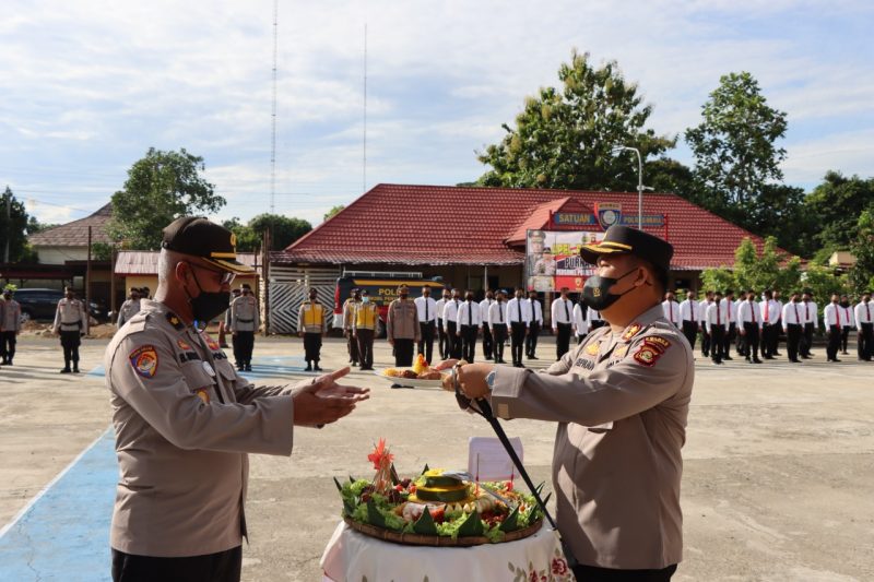 Kapolres Musi Rawas AKBP Efrannedy saat memberikan nasi tumpeng kepada Kompol Bawon Sendur yang telah purna tugas, di Halaman Polres Musi Rawas, Muara Beliti, (29/11)