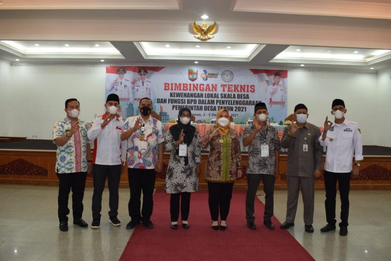 Bupati Musi Rawas Hj Ratna Machmud foto bersama saat membuka pelaksanaan Bimtek Kewenangan Lokal Skala Desa dan Fungsi BPD dalam Penyelenggaran Pemerintah Desa Tahun 2021, di Gedung Bagas Raya, (3/12)