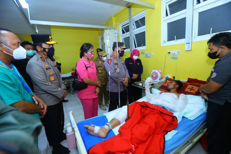 Kapolri Jenderal Pol Lystio Sigit beserta jajaran menjenguk korban erupsi Gunung Semeru, (6/12)