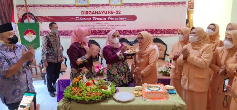 Wakil Bupati Musi Rawas Hj Suwarti memberikan potongan tumpeng kepada Ketua DWP Musi Rawas di perayaan HUT DWP ke 22 tahun 2021, di Sekretariat DWP Kabupaten Musi Rawas, (9/12)