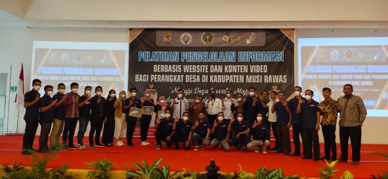 Wakil Bupati Musi Rawas Hj Suwarti berfoto bersama peserta Pelatihan Pengelolaan Informasi Berbasis Website dan Konten Video di Dewinda Hotel, (23/12)
