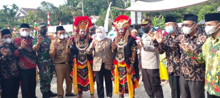 Bupati Musi Rawas Hj Ratna Machmud saat mengunjungi Desa Tugu Sempurna Kecamatan Muara Lakitan untuk mendeklarasikan Desa tersebut sebagai Desa Cinta Kerukunan (Taruna), (2/12)