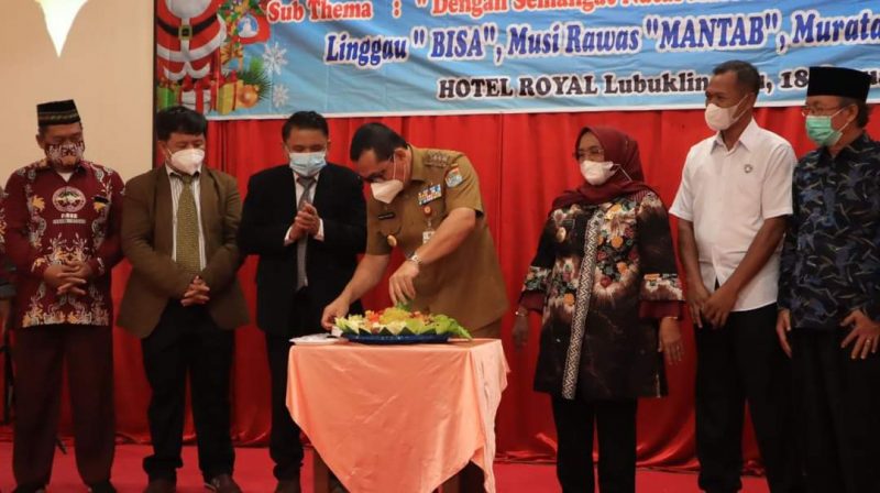 Wali Kota Lubuklinggau, H SN Prana Putra Sohe bersama Wakil Bupati Kabupaten Musi Rawas, Hj Suwarti serta Intelkam Polres Kota Lubuklinggau, Ipda Susilo menghadiri acara Perayaan Natal Asosiasi Pendeta Indonesia (API) Musi Raya (Lubuklinggau, Musi Rawas dan Musi Rawas Utara),  di Hotel Royal Lubuklinggau, (18/1) 