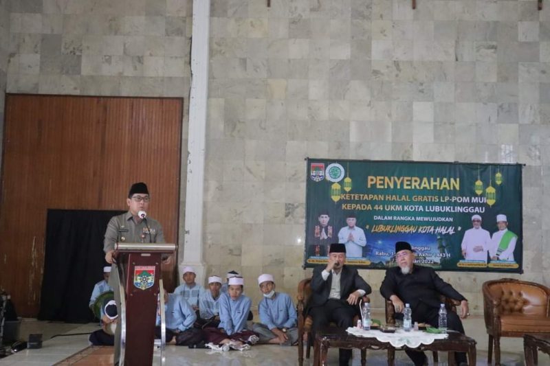 Walikota Lubuklinggau H SN Prana Putra Sohe menghadiri acara penyerahan Ketetapan Halal Gratis LP-POM MUI kepada 44 UMKM Kota Lubuklinggau dalam rangka mewujudkan Lubuklinggau Kota Halal, bertempat di Gedung Eks Auditorium Pemda, (19/1) 