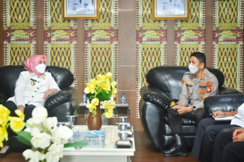 Silahturahmi Kapolres Musi Rawas AKBP Achmad Gusti Hartono bersama Bupati Musi Rawas Hj Ratna Machmud di ruang kerja Bupati, (19/1) 