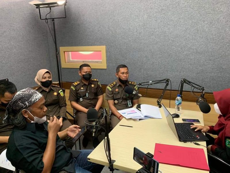 Kasi Intel Kejari Muba beserta jajaran melaksanakan Talkshow di Radio Gema Randik Muba