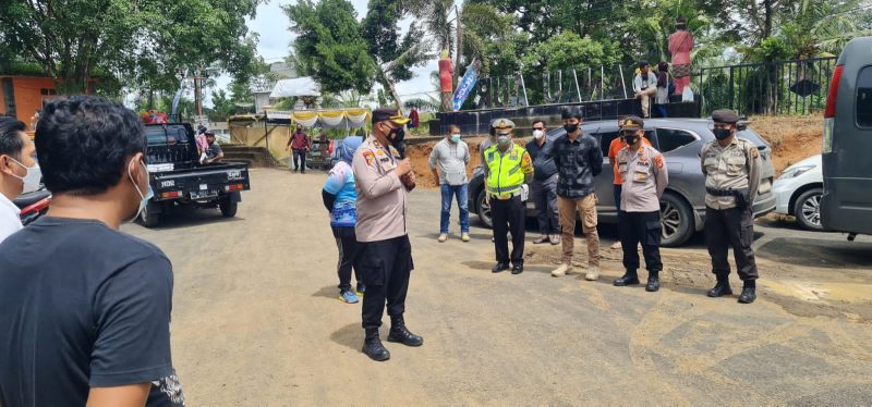 Kabag Ops Kompol Pollin E.A. Pakpahan, SH., SIK pimpin Apel penambahan personil dan nakes di objek wisata Danau Aur, Kecamatan Sumber Harta, Kabupaten Musi Rawas, (2/1)