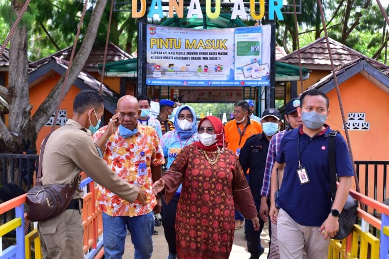 Wakil Bupati Musi Rawas  Hj Suwarti didampingi Kadishudpar Mura Joko kunjungi objek wisata Danau Aur Kecamatan Sumber Harta, (2/1)
