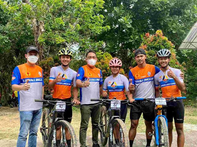 Plt Ketua ISSI Kota Lubuklinggau Febrio bersama atlit balap sepeda, (10/1)