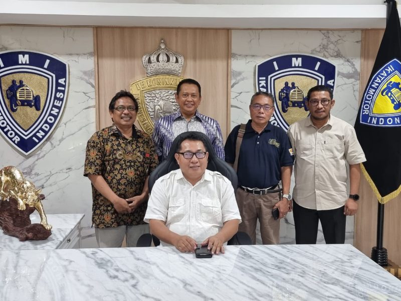 Foto bersama Ketua SMSI Pusat H Firdaus didampingi petinggi SMSI Pusat bersama Ketua MPR RI Bambang Susatyo, (12/1) 