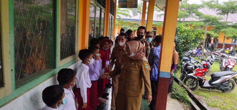 Wakil Bupati Musi Rawas Hj Suwarti meninjau pelaksanaan vaksinasi Covid 19 bagi anak SD di Desa Y Ngadirejo Kecamatan Tugumulyo Kabupaten Musi Rawas, (17/1)