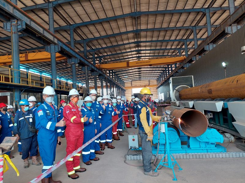 Kepala Divisi Manajemen Proyek dan Pemeliharaan Fasilitas SKK Migas Ardiansyah bersama jajaran dalam acara 1st Cut Ceremony Proyek MAC dan Proyek Forel-Baronang yang dilaksanakan di PT Meitech Fabrication Yard, Bintan, Provinsi Kepulauan Riau, (18/1)