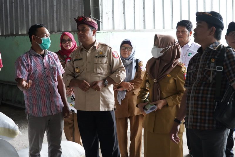 Bupati Banyuasin H Askolani ketika periksa Rice Miling Plaint (RMP) Pabrik pengolahan beras Mulia Sejahtera KTM Desa Mulya Sari, Kecamatan Tanjung Lago, Kabupaten Banyuasin, (18/1) 