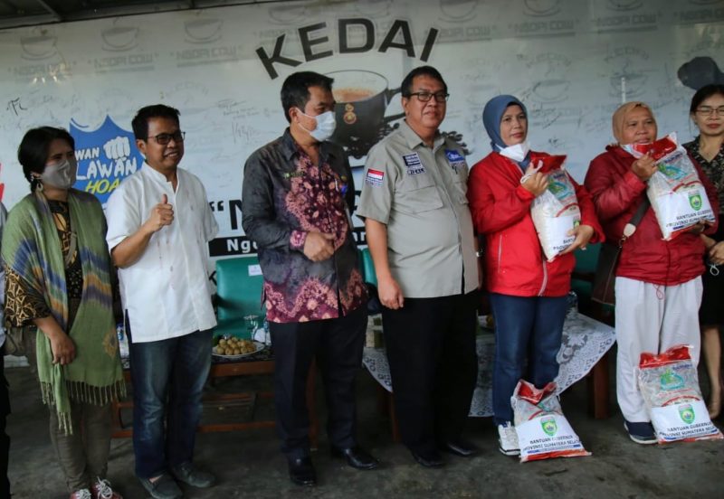 Kepala Disperindag Provinsi Sumsel Drs H Ahmad Rizali MA bersama Ketua PWI Sumsel H Firdaus Komar saat memantau pelaksanaan pasar murah di Sekretariat PWI Sumsel, (21/1)