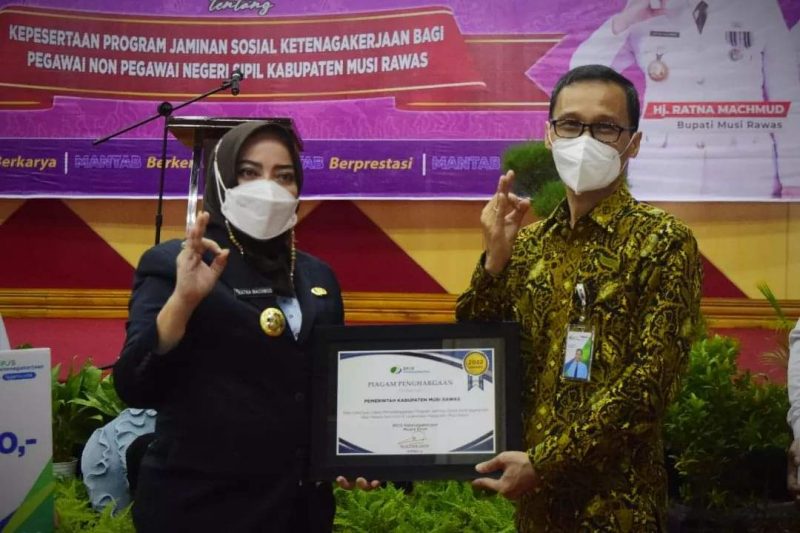Penandatanganan kesepakatan kerjasama  dilakukan Bupati Musi Rawas Hj Ratna Machmud dan kepala BP Jamsostek Muara Enim, Ruszian Dedi serta kepala BPJS Lubuklinggau, Nurhyati di Auditorium Pemkab Musi Rawas, (2/3) 