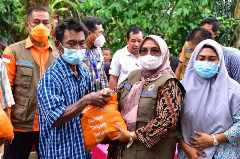 Wakil Bupati Musi Rawas Hj Suwarti menyerahkan bantuan secara simbolis kepada salah satu warga korban angin puting beliung di Kecamatan STL Terawas, (25/2) 