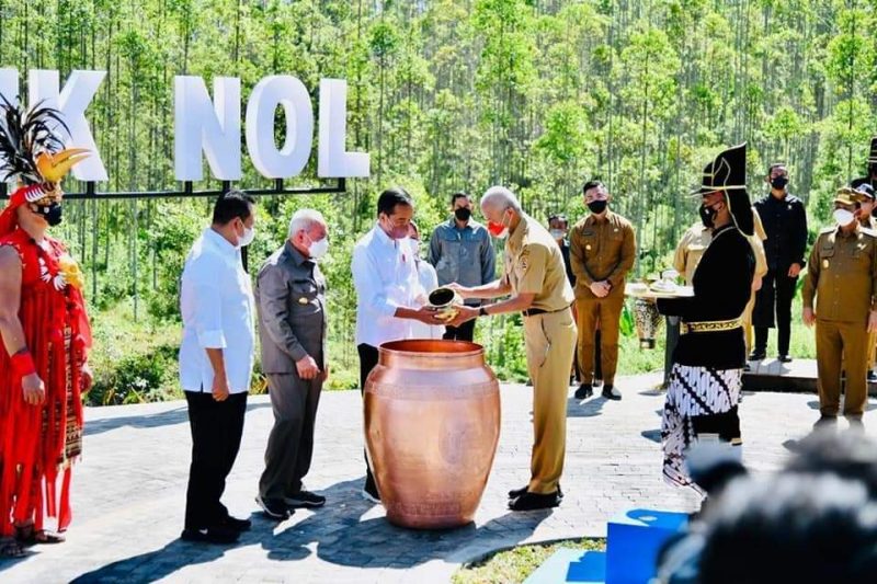 Presiden Joko Widodo didampingi Ketua MPR RI Bambang Susatyo dan Gubernur Kalimantan Timur Isran Noor menerima tanah dan air dari Gubernur Jateng Ganjar Pranowo, (14/3)