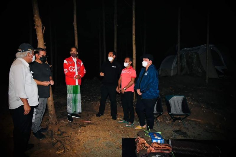 Presiden Joko Widodo bersama Ketua MPR RI Bambang Susatyo dan beberapa Menteri Kabinet Maju menikmati sejuknya malam hari di lokasi Ibu Kota Nusantara, (14/3) 