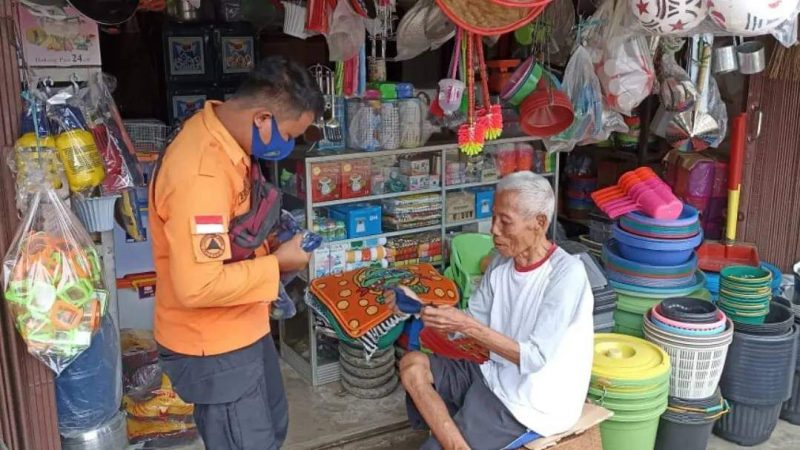 Tampak petugas BPBD Musi Rawas membagikan masker kepada warga