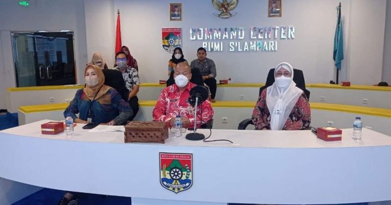 Asisten III Bidang Administrasi Umum Setda Kota Lubuklinggau, Herdawan didampingi Kabag Pemerintahan, Ira Dwi Ariyati dan Sekretaris Kesbangpol, Hj Dwi Eri Yanti menghadiri acara sosialisasi via zoom meeting di Command Center Bumi Silampari Kota Lubuklinggau, (17/3) 