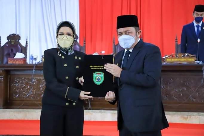 Gubernur Sumsel H Herman Deru menyerahkan empat rancangan peraturan daerah (Raperda) Provinsi Sumsel kepada Ketua DPRD Provinsi Sumsel  Hj. R.A. Anita Noeringhati, SH., MH, (17/3) 