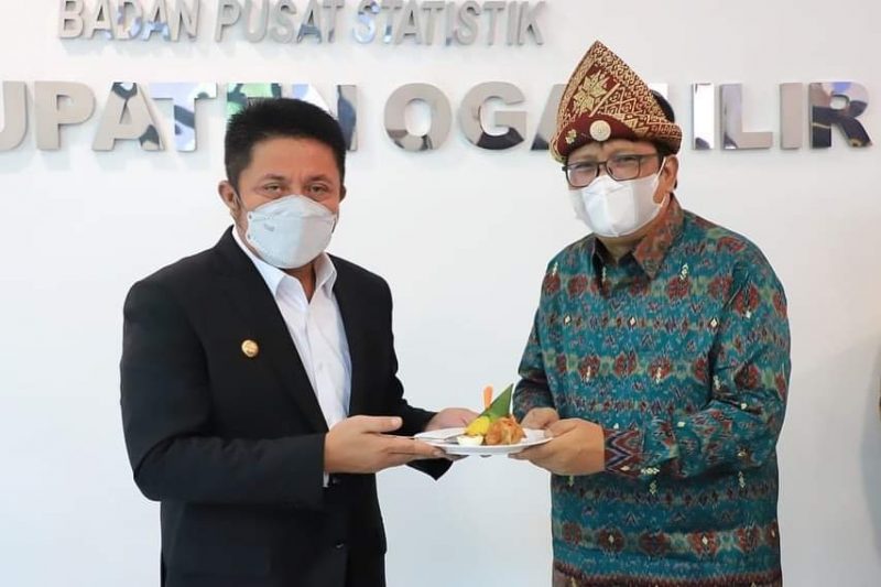 Gubernur Sumsel H Herman Deru bersama Kepala BPS Pusat Margo Yuwono saat Peresmian Gedung BPS Kabupaten Ogan Ilir, (17/3)