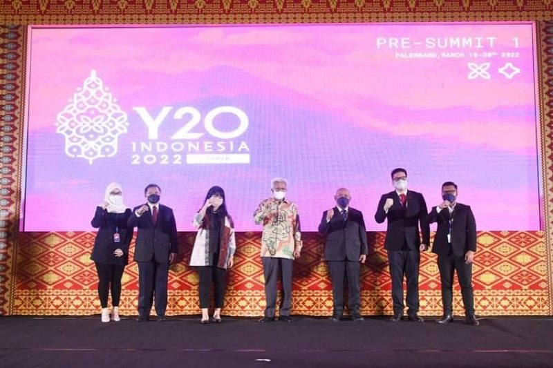 Wakil Gubernur Sumsel Mawardi Yahya saat membuka Kegiatan Youth 20 Pre Summit I 2022 Local Chapter South Sumatera yang diselenggarakan oleh International Youth Diplomacy (IYD) Local Chapter South Sumatera, bertempat di Ballroom Hotel Novotel Palembang, (19/3) 