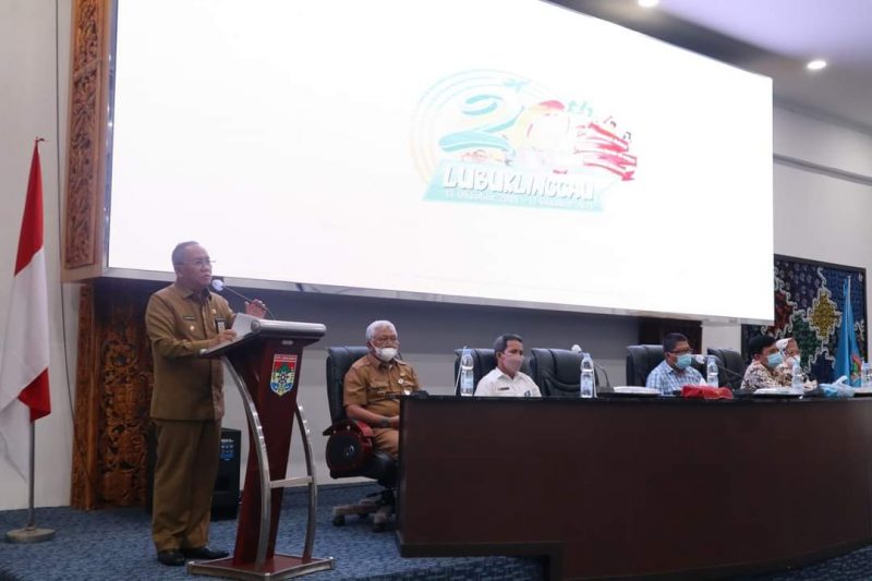 Wakil Walikota Lubuklinggau H Sulaiman Kohar membuka kegiatan Sosialisasi Pelaksanaan Mapping Good Corporate Governance (GCG) , Manajemen Resiko (MR) dan Satuan Pengendali Internal (SPI) pada BUMD dan Mapping MR pada Blud/Blu Kota Lubuklinggau di Auditorium Teater Lt. 5 Kantor Walikota Lubuklinggau, (21/3) 
