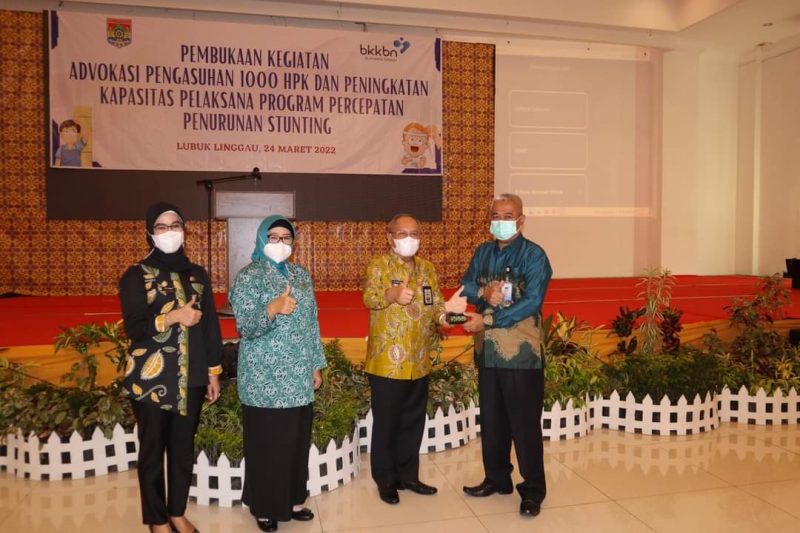 Wakil Wali Kota Lubuklinggau, H Sulaiman Kohar membuka kegiatan Advokasi Pengasuhan 1000 Hari Pertama Kehidupan (HPK) serta Peningkatan Kapasitas Program Percepatan Penurunan Stunting di Kota Lubuklinggau yang dilaksanakan di Hotel Dewinda Lubuklinggau, (24/3) 