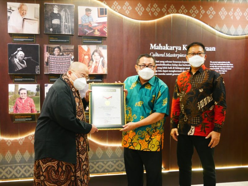 Ketua Umum SMSI Firdaus saat menerima penghargaan Rekor MURI diserahkan  langsung  oleh Pendiri MURI Jaya Suprana kepada Ketua Umum SMSI Pusat Firdaus, Jumat 18 Maret 2022 di Galeri MURI Jakarta di lantai LG Mall of Indonesia (MOI), Jakarta, (18/3) 