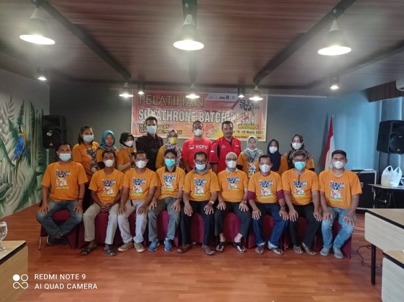 FOTO BERSAMA-Trainer Sunatrone Indonesia, Tim Trainer Studio AMDH foto bersama dengan peserta pelatihan sunat modern tanpa jarum suntik yang dilaksanakan di Hotel Burza, Sabtu-Minggu (19-20/2022). ft ist