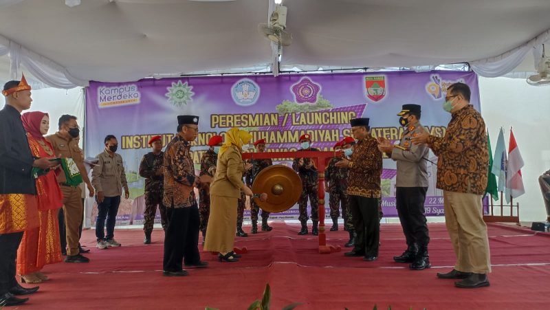 Bupati Musi Rawas Hj Ratna Machmud saat melaunching Institut Teknologi Muhammadiyah Sumatera (ITMS) di Kabupaten Mura, Selasa (23/03/2022) di Desa D Tegalrejo Kecamatan Tugumulyo, Kabupaten Mura, (22/3) 