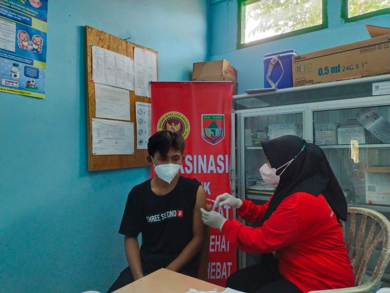 Pelayanan vaksinasi oleh petugas kesehatan di Puskesmas Muara Lakitan Kecamatan Muara Lakitan, (23/3) 