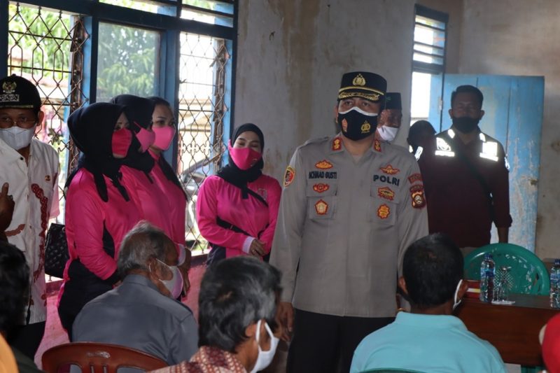 KUNJUNGI-Kapolres Musi Rawas AKBP Achmad Gusti Hartono, saat mengunjungi korban banjir di Desa Sukamana, Kecamatan STL Ulu Terawas, Kamis (24/3). Ft ist