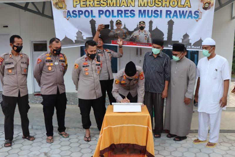 Kapolres Musi Rawas (Mura), AKBP Achmad Gusti Hartono meresmikan Musholah Asrama Polisi (Aspol) Polres Mura), (28/3) 
