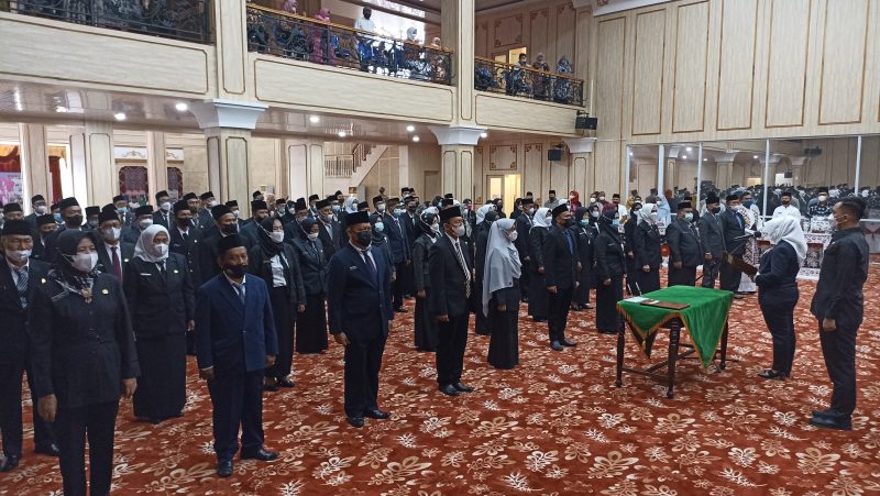 102 kepala sekolah di lingkungan Pemkab Musi Rawas yang langsung dilantik Bupati Musi Rawas Hj Ratna Machmud di Auditorium Pemkab Mura, (18/3) 