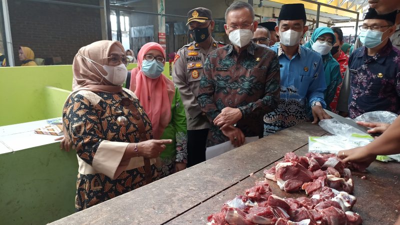 Wabup Musi Rawas Hj Suwarti sidak Pasar B Srikaton Kecamatan Tugumulyo, memastikan ketersediaan bahan pokok menjelang ramadhan dan antisipasi kenaikan harga, (31/3) 