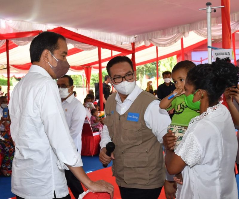 Presiden Jokowi didampingi Kepala BKKBN Hasto Wardoyo meninjau pelaksanaan Program Percepatan Penurunan Stunting oleh BKKBN di Kabupaten TTS, Provinsi NTT, (24/3)