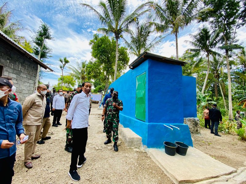 Presiden Jokowi mengunjungi sumur pompa hidram di Desa Oinlasi, Kecamatan Mollo Selatan, Kabupaten Timor Tengah Selatan (TTS), Provinsi NTT, (24/3) 