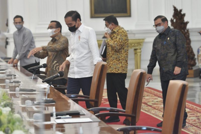 Presiden Jokowi dan jajarannya sebelum Ratas PPKM di Istana Merdeka, Jakarta, (4/4) 