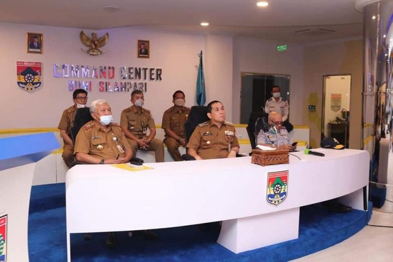 Wali Kota Lubuklinggau, H. SN Prana Putra Sohe didampingi Sekda, HA Rahman Sani mengikuti rapat koordinasi (Rakor) secara virtual melalui zoom meeting, bertempat di Command Center Bumi Silampari Kota Lubuklinggau, (5/4) 