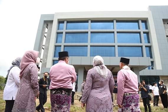 Gubernur Sumsel H Herman Deru bersama Bupati Musi Rawas Hj Ratna Machmud meninjau pembangunan rumah sakit Muara Beliti, (20/4) 