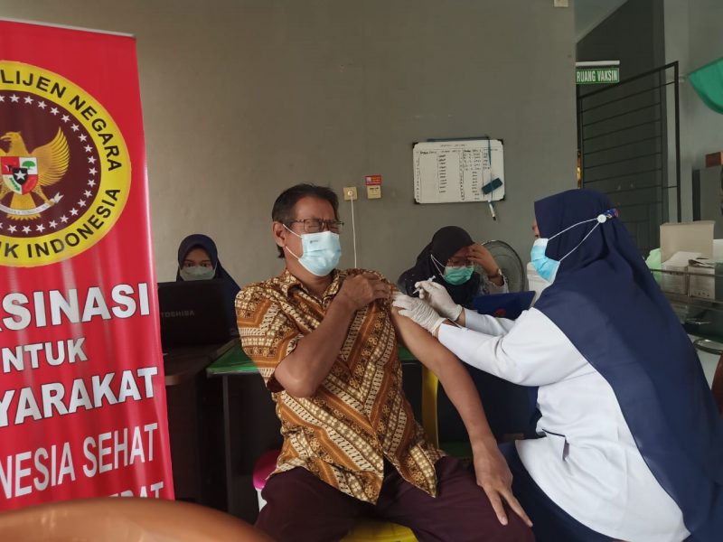 Tenaga kesehatan di Kota Lubuklinggau saat memberikan suntik vaksin