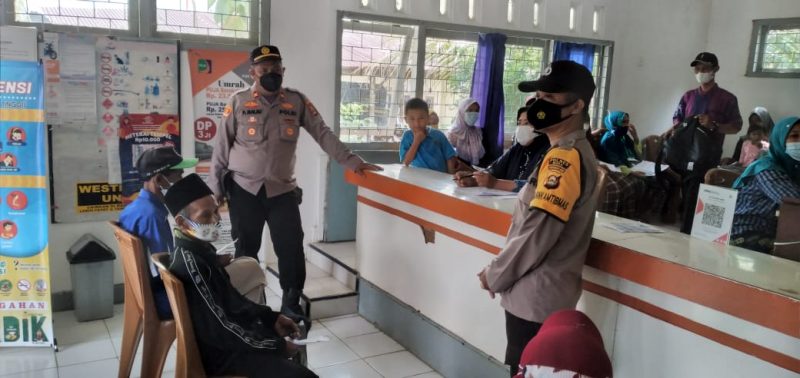 Anggota Polres Musi Rawas melakukan pengamanan penyaluran BLT Migor dan Sembako di PT Pos Indonesia cabang Muara Beliti bagi warga Kelurahan Muara Beliti, Musi Rawas, (14/4) 
