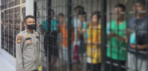 Anggota Polres Musi Rawas saat membagikan Takjil gratis bagi tahanan yang menghuni sel tahanan Polres Musi Rawas