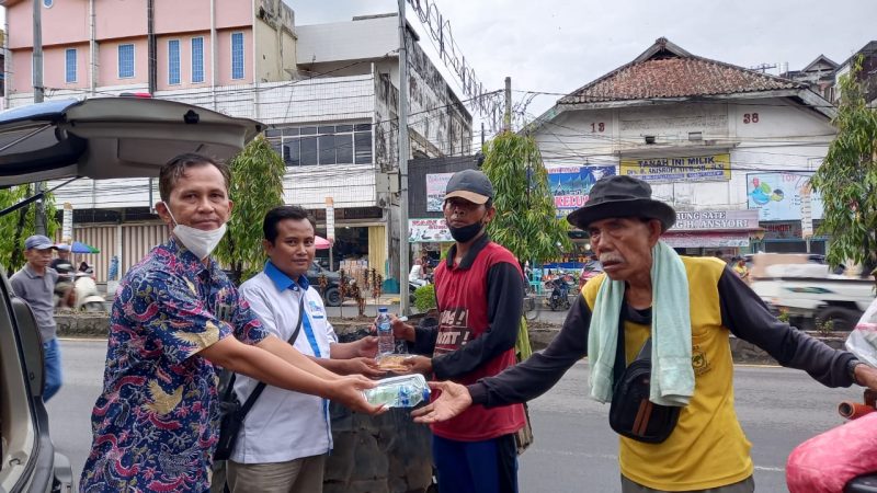 Pengurus SMS Silampari melakukan pembagian takjil